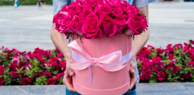 Цветочные композиции в коробках с макарунами, цветы в шляпной коробке или букеты из роз и тюльпанов от компании Tom Fleur.