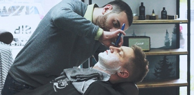 Мужская стрижка, королевское бритье и моделирование бороды в барбершопе Siberian Barbershop.