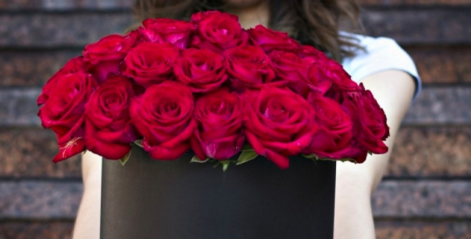Букеты из роз или тюльпанов от доставки цветов «ЦветБерри».