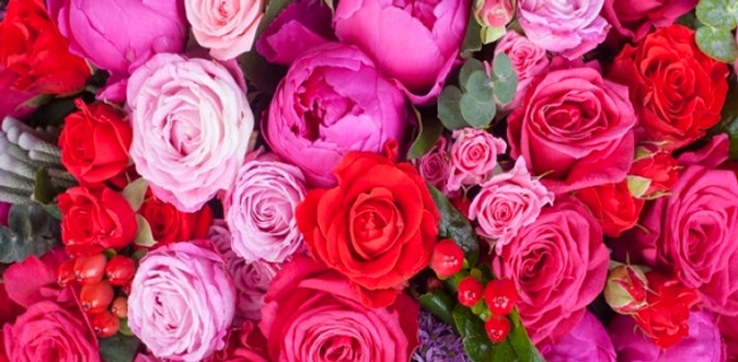 Дизайнерские шляпные коробки и букеты из роз, тюльпанов, гвоздик от компании Rozantin.