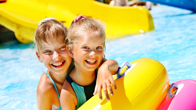 Отдых для детей или взрослых с игрой в бильярд, посещением бассейна, сауны и тренажерного зала в аквапарке «Аква-Юна».
