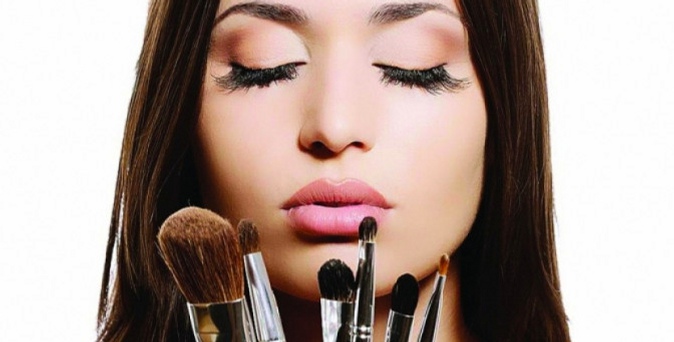 Полный курс макияжа, а также профессиональный набор кистей в международной школе макияжа «Визаж Nonstop».