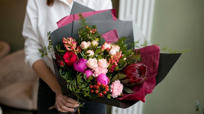 Коробка в форме сердца с цветами и макарунами, сборный или букет из тюльпанов, дизайнерский ящик или шляпная коробка с цветами.
