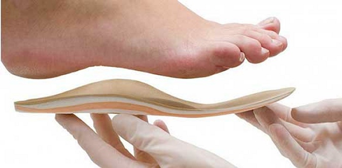 Изготовление ортопедических стелек по отпечатку ступней, консультация ортопеда в ортопедической мастерской «Медик-орто».