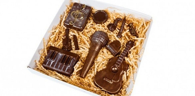 Шоколадные инструменты или шоколадные фигуры на выбор.