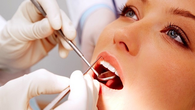 Комплексная гигиена полости рта, лечение кариеса с установкой пломбы в стоматологической клинике «Лазер Плюс».