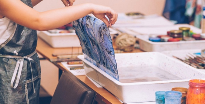 Мастер-класс по рисованию на воде (эбру) и рисованию песком в детском развивающем центре «Сундучок-затейник».