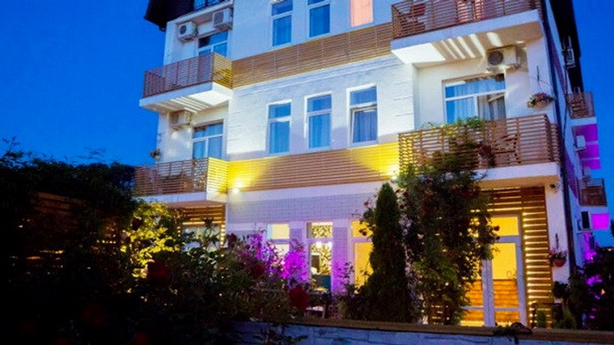 Отдых для двоих или семьи на Черноморском побережье с пользованием бассейном и мангалом в отеле «Дольче Вита».