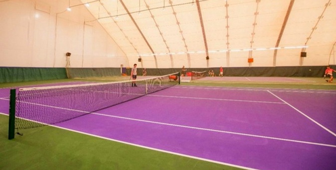 Большой теннис с мини-инструктажем или тренером и арендой двух ракеток и мячей в теннисном клубе Tennis School One.