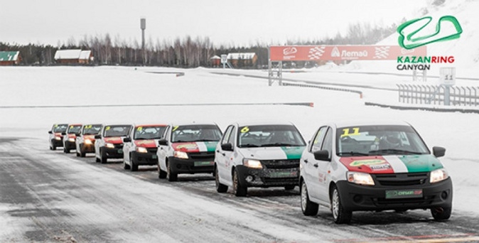 Драйв скорости за рулем спортивного автомобиля на автодроме Kazan Ring Canyon.