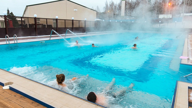 Отдых в загородном клубе «Белая лошадь» с посещением спа-центра: термальный бассейн 37°C с артезианской водой, русская или финская парная.