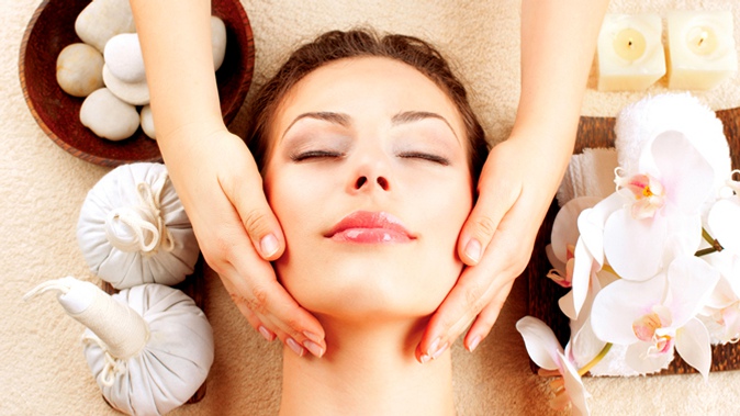 Ультразвуковая чистка лица, сеансы миофасциального массажа или RF-лифтинга в салоне красоты Sandler.