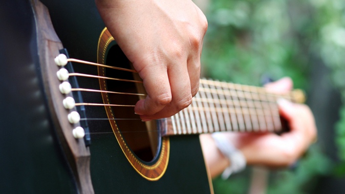 Индивидуальные занятия по вокалу, игре на гитаре или групповые занятия по игре на гитаре либо укулеле в Studio Sergio.