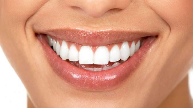 Ультразвуковая чистка зубов, лечение кариеса с установкой пломбы в клинике Smile Clinic.