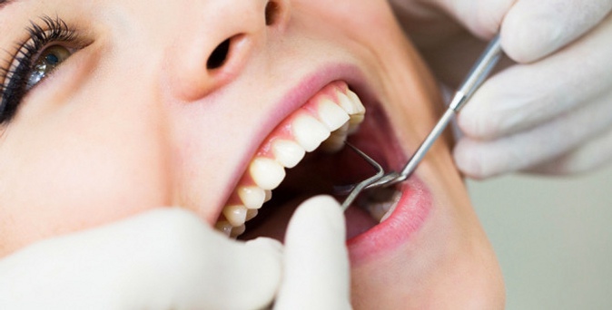 Гигиена полости рта, отбеливание зубов, лечение кариеса с установкой пломбы в стоматологической клинике «Ренессанс».
