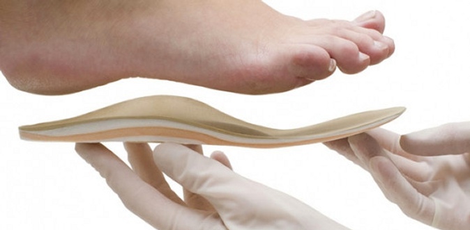 Изготовление ортопедических стелек по слепку ступней, консультация ортопеда для детей или взрослых в ортопедической мастерской «Медик-Орто».