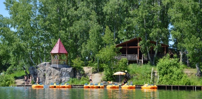 Отдых на берегу озера Ая для двоих или компании до 6 человек с посещением бани и арендой катамарана на базе отдыха «Березка».
