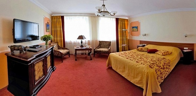 Отдых в центре Нижнего Новгорода в номере на выбор с завтраками по системе «Шведский стол» в отеле «Гостиный дом».