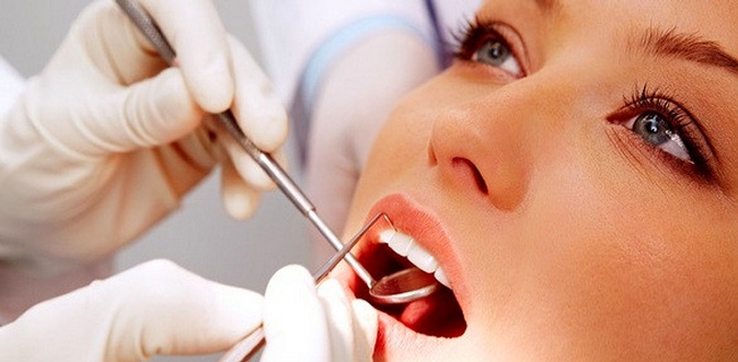 Комплексная гигиена полости рта, лечение кариеса с установкой пломбы в стоматологическом центре «Лазер плюс».
