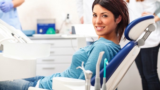 Лечение кариеса, ультразвуковая чистка зубов, чистка по системе AirFlow, эстетическая реставрация зубов в стоматологии Dental Clinic.