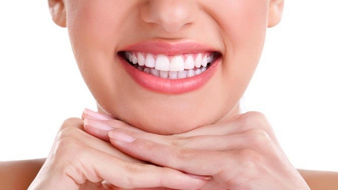Отбеливание и чистка зубов AirFlow, лечение кариеса и реставрация зубов в стоматологической клинике «Зубновъ».