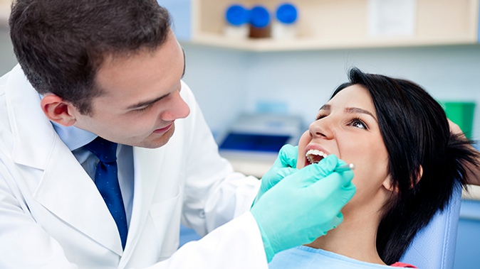 Ультразвуковая чистка зубов, лечение кариеса, эстетическая реставрация в стоматологической клинике Domini Dent.