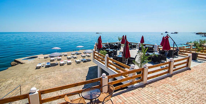 Майские праздники в отеле Lotus на юге Крыма п. Утес в 6 м от моря с завтраками, пользованием пляжем с лежаками и зонтами. Заезды до 15 июня.