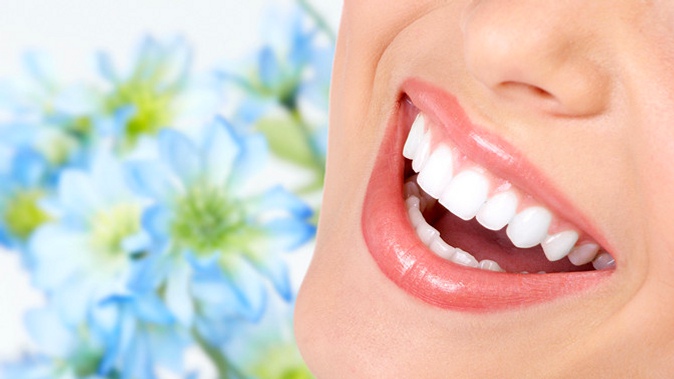 Комплексная гигиена полости рта, чистка зубов и экспресс-отбеливание или установка пломбы в стоматологической клинике «Пять звезд».
