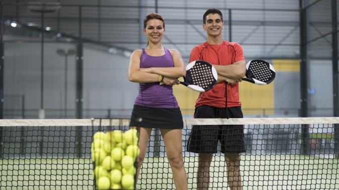 Игра в большой теннис на крытом корте с тренером либо мини-инструктажем в школе большого тенниса Tennis School One.