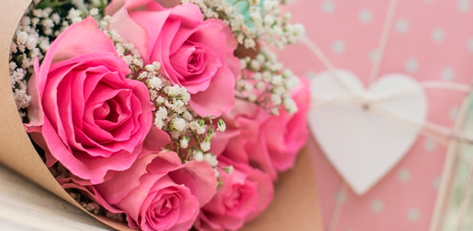 Букеты цветов в дизайнерской крафт-бумаге и шляпных коробках от компании Flowers Butik: розы, хризантемы, ирисы, тюльпаны.
