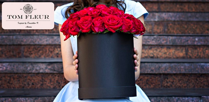 Букеты из свежих эквадорских или голландских роз, тюльпанов, композиции с макарунами в коробке и не только от компании TomFleur.