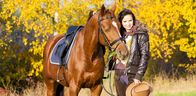 Романтическая конная прогулка для пары или обычная конная прогулка в группе для одного или двоих в конноспортивном клубе «Тандем».