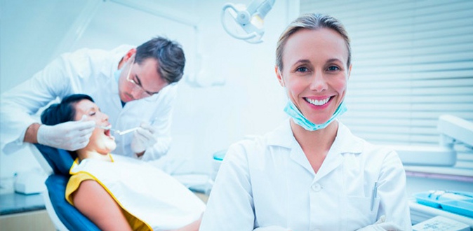 Ультразвуковая или чистка Air Flow, лечение кариеса, установка металлокерамической коронки и удаление зубов в стоматологическом центре «Тушино».