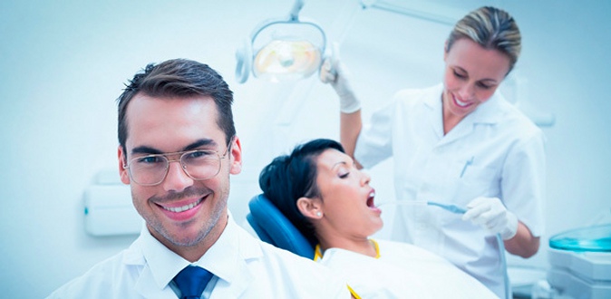 УЗ-чистка зубов, AirFlow, отбеливание Amazing White, лечение кариеса, эстетическая реставрация зубов в стоматологии «Премьер Дентал».