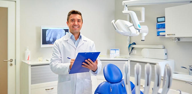 Лечение кариеса с установкой светоотверждаемой пломбы, УЗ-чистка зубов или эстетическая реставрация передних зубов в стоматологии Amon Dent.