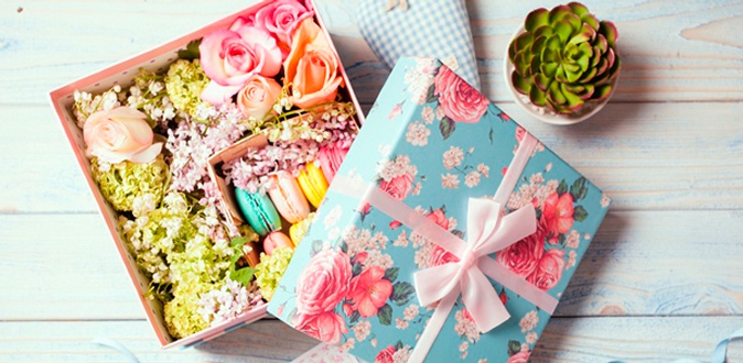 Коробки с цветами и макарунами, кустовые розы в шляпной коробке или подарочный набор «Сердце» из цветов и клубники от компании Gentle Box.