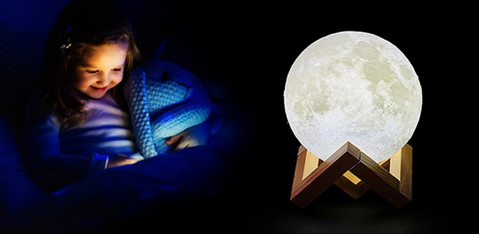 3D-ночник «Луна» с сенсорным управлением на деревянной подставке со скидкой до 50%