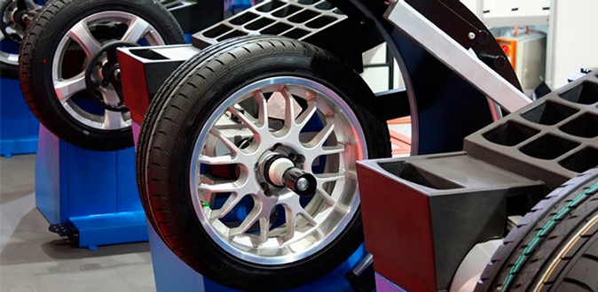 Шиномонтаж и балансировка четырех колес в сети автотехцентров «Пит Стоп».