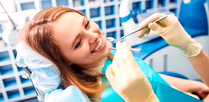 УЗ-чистка зубов, AirFlow, а также сертификаты номиналом 4000 или 6000р. на лечение кариеса, пульпита, эстетическую реставрацию зубов и другие услуги в стоматологической клинике «Восточная».