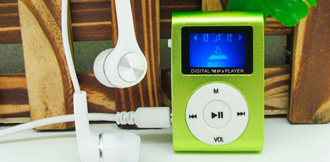 Портативный MP3-плеер с ЖК-дисплеем и наушниками в комплекте.