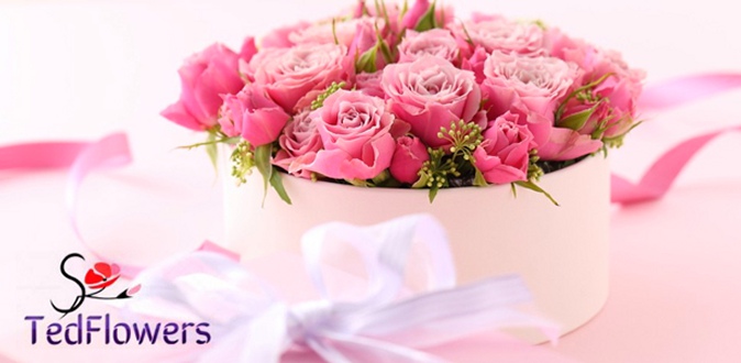 Букеты голландских роз или тюльпанов, а также розы, гвоздики, тюльпаны или пионовидные розы в шляпных коробках от компании TedFlowers.