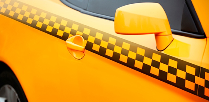 Оклейка такси белой или желтой пленкой, оклейка кузова по ГОСТу, бронирование фар или наклейка набора для такси в автосервисе Detailing сenter.