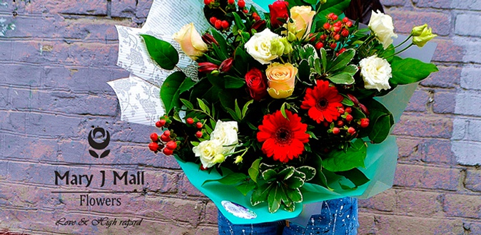Розы и другие цветы в дизайнерской крафт-бумаге или шляпных коробках от компании Mary J Mall Flowers. Доставка ежедневно и круглосуточно!