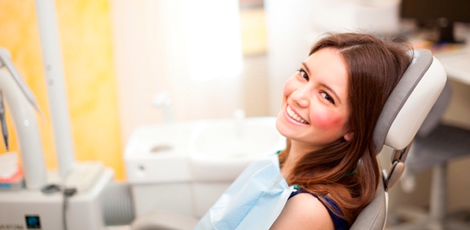УЗ-чистка зубов, лечение кариеса с установкой пломбы, установка коронок или брекетов на выбор, реставрация зубов в многопрофильной стоматологической клинике «Ал-дент».