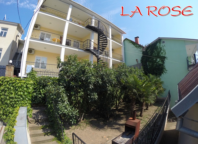 Отдых в Алуште с заездами в июне, июле и сентябре в гостевом доме «La Rose» со скидкой 50%!